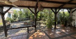 À vendre une grande et charmante maison en bois rénovée de 140 m2 sur un terrain de 912 m2 située à l’entrée de Saint Louis