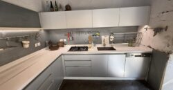 À vendre une grande et charmante maison en bois rénovée de 140 m2 sur un terrain de 912 m2 située à l’entrée de Saint Louis