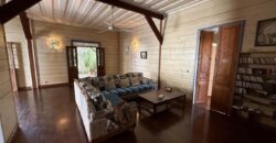 À vendre une grande et charmante maison en bois rénovée de 140 m2 sur un terrain de 912 m2 située à l’entrée de Saint Louis