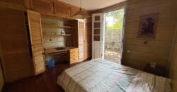 À vendre une grande et charmante maison en bois rénovée de 140 m2 sur un terrain de 912 m2 située à l’entrée de Saint Louis