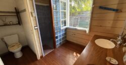 À vendre une grande et charmante maison en bois rénovée de 140 m2 sur un terrain de 912 m2 située à l’entrée de Saint Louis