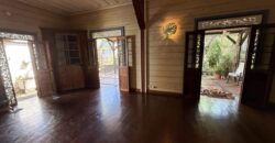À vendre une grande et charmante maison en bois rénovée de 140 m2 sur un terrain de 912 m2 située à l’entrée de Saint Louis