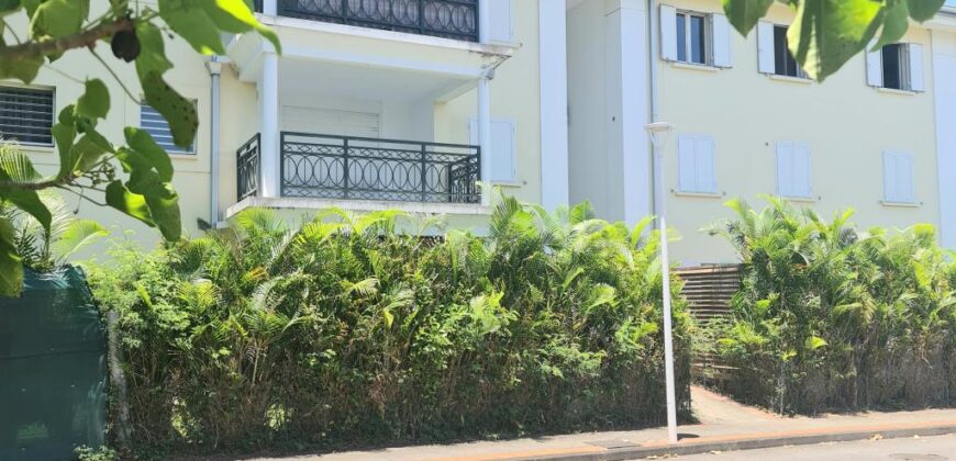 À louer un appartement de 45m2 dans une résidence avec parking à Sainte Suzanne
