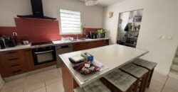 À vendre une grande maison T6 en R+1 de 172 m2 utiles sur un terrain de 463 m2 située à Terre Sainte