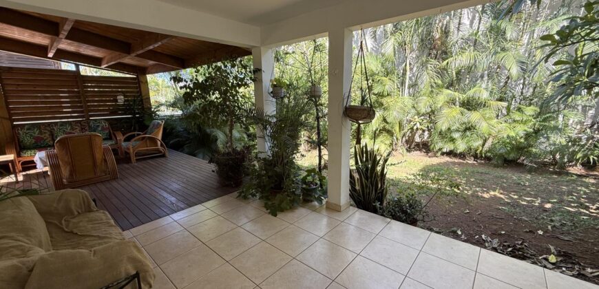 À vendre une grande maison T6 en R+1 de 172 m2 utiles sur un terrain de 463 m2 située à Terre Sainte