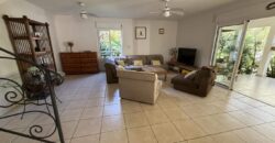 À vendre une grande maison T6 en R+1 de 172 m2 utiles sur un terrain de 463 m2 située à Terre Sainte