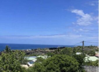 À vendre : superbe terrain constructible 303 m² viabilisé avec vue mer à Trois Bassins