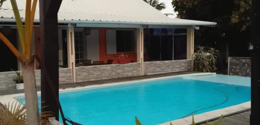À vendre charmante villa T4 en duplex rénovée avec une dépendance située au Tampon