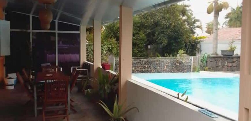 À vendre charmante villa T4 en duplex rénovée avec une dépendance située au Tampon