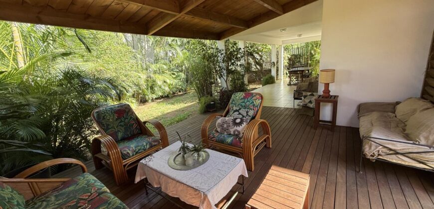 À vendre une grande maison T6 en R+1 de 172 m2 utiles sur un terrain de 463 m2 située à Terre Sainte