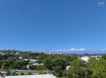 À vendre un appartement offrant vue mer dans le quartier de Roches Noires à Saint Gilles