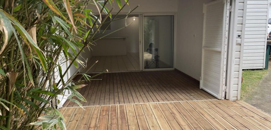 À vendre un appartement F2 de 53.71m2 dans une résidence avec piscine à Étang Salé