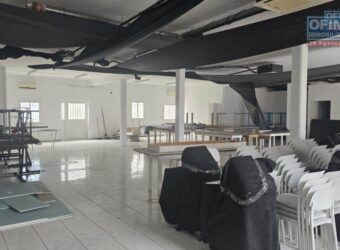 À louer un local commercial de 260m2 à proximité du Boulevard Sud à Sainte Clotilde