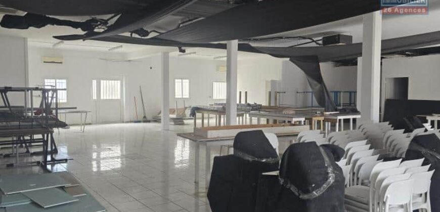 À louer un local commercial de 260m2 à proximité du Boulevard Sud à Sainte Clotilde