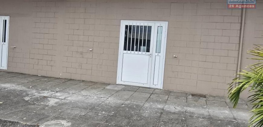 À louer un local commercial de 260m2 à proximité du Boulevard Sud à Sainte Clotilde