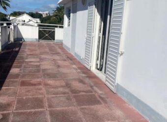 À louer appartement type F3 dans une résidence privée avec parking à Sainte Clotilde