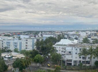 Location d’un lumineux appartement meublé situé rue des deux canons à Sainte Clotilde.