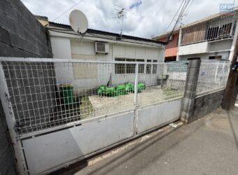 En vente une maison T3 de plain pied à rénover dans une impasse calme au Port