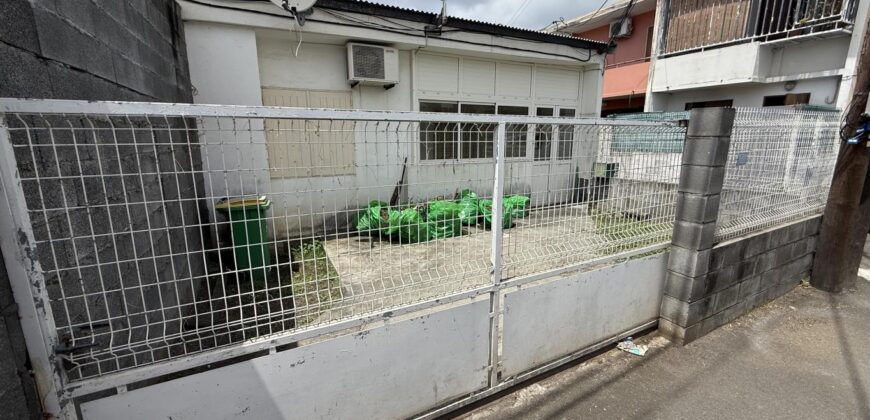 En vente une maison T3 de plain pied à rénover dans une impasse calme au Port