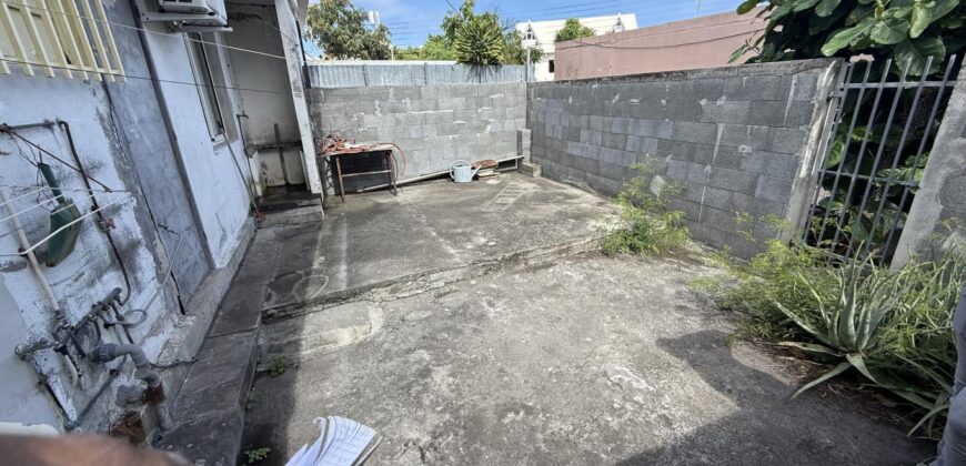 En vente une maison T3 de plain pied à rénover dans une impasse calme au Port