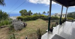 À vendre une grande maison divisée en deux logements (T3 et T5) sur un terrain de 913 m2 avec vue mer et montagne à Étang Salé