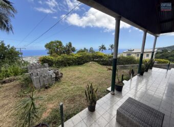 À vendre une grande maison divisée en deux logements (T3 et T5) sur un terrain de 913 m2 avec vue mer et montagne à Étang Salé