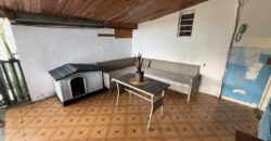 À vendre une grande maison divisée en deux logements (T3 et T5) sur un terrain de 913 m2 avec vue mer et montagne à Étang Salé