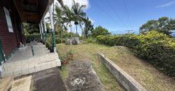 À vendre une grande maison divisée en deux logements (T3 et T5) sur un terrain de 913 m2 avec vue mer et montagne à Étang Salé