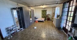 À vendre une grande maison divisée en deux logements (T3 et T5) sur un terrain de 913 m2 avec vue mer et montagne à Étang Salé