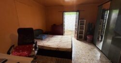 À vendre une grande maison divisée en deux logements (T3 et T5) sur un terrain de 913 m2 avec vue mer et montagne à Étang Salé