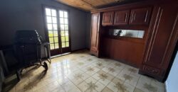 À vendre une grande maison divisée en deux logements (T3 et T5) sur un terrain de 913 m2 avec vue mer et montagne à Étang Salé
