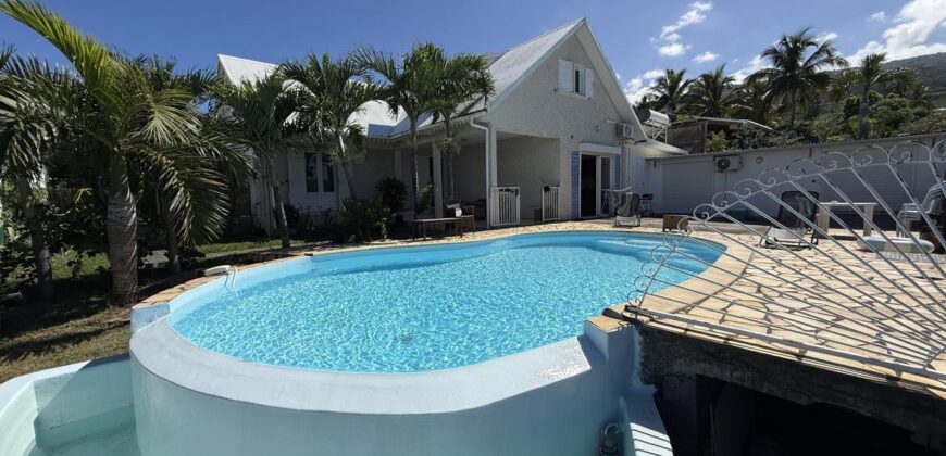 Villa d’exception à vendre à la Pointe des Châteaux – piscine et vue spectaculaire océan et montagne