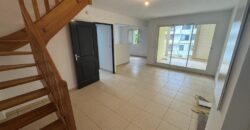 À vendre charmant appartement duplex entièrement rénové T3 situé proche du centre-ville du Tampon