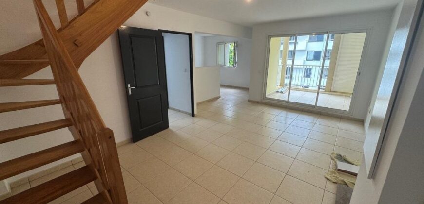 À vendre charmant appartement duplex entièrement rénové T3 situé proche du centre-ville du Tampon