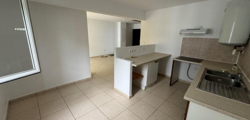 À vendre charmant appartement duplex entièrement rénové T3 situé proche du centre-ville du Tampon