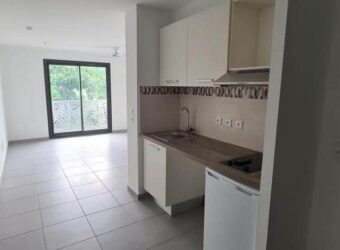 À louer trois studios neufs d’environ 27 m² idéals pour étudiants situés à la porte de l’université du Tampon.