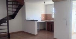 Appartement F4 en duplex rénové à louer dans une résidence à Saint-Denis, rue Ruisseau des Noirs.