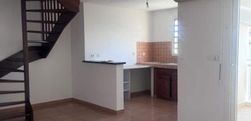 Appartement F4 en duplex rénové à louer dans une résidence à Saint-Denis, rue Ruisseau des Noirs.