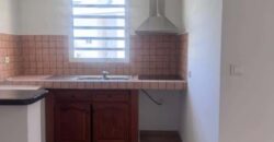 Appartement F4 en duplex rénové à louer dans une résidence à Saint-Denis, rue Ruisseau des Noirs.