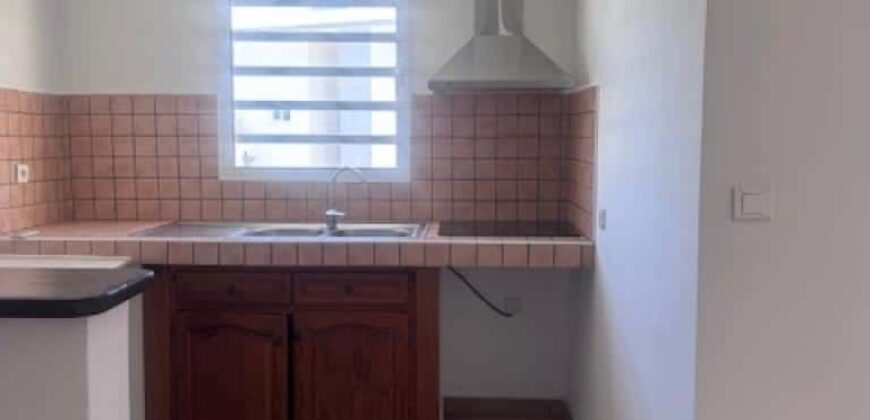 Appartement F4 en duplex rénové à louer dans une résidence à Saint-Denis, rue Ruisseau des Noirs.