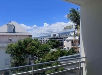 Appartement F4 en duplex rénové à louer dans une résidence à Saint-Denis, rue Ruisseau des Noirs.