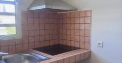 Appartement F4 en duplex rénové à louer dans une résidence à Saint-Denis, rue Ruisseau des Noirs.