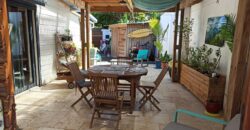 À vendre charmante villa de 110 m2 avec une superbe vue mer située dans le quartier des pêcheurs à Terre Sainte