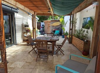 À vendre charmante villa de 110 m2 avec une superbe vue mer située dans le quartier des pêcheurs à Terre Sainte