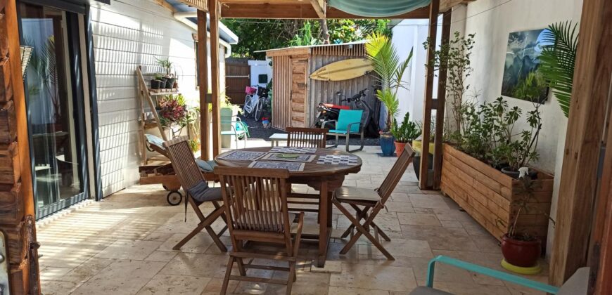 À vendre charmante villa de 110 m2 avec une superbe vue mer située dans le quartier des pêcheurs à Terre Sainte