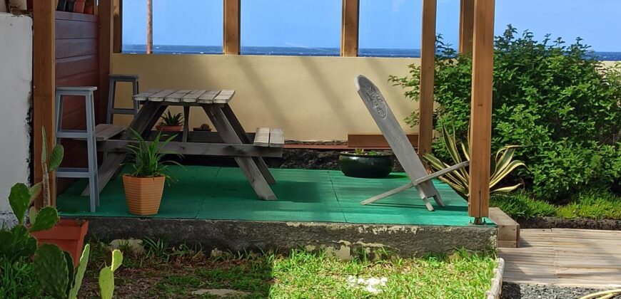 À vendre charmante villa de 110 m2 avec une superbe vue mer située dans le quartier des pêcheurs à Terre Sainte