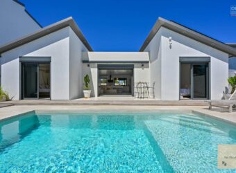 À vendre magnifique villa familiale récente avec piscine et vue imprenable située à La Rivière Saint-Louis