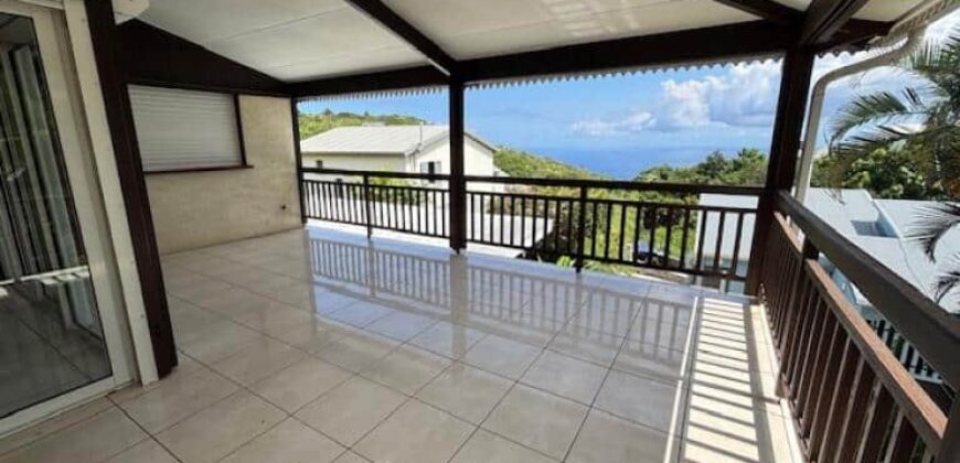 À vendre une spacieuse maison T6/7 avec jardin et parking à La Montagne Saint Denis Réunion
