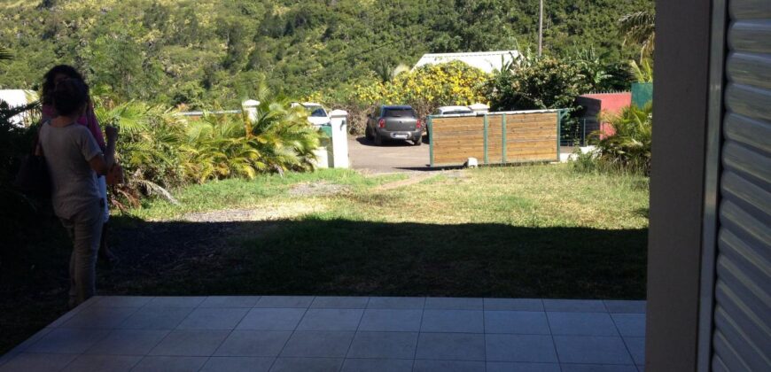 À vendre  une maison T5 mitoyenne avec jardin à La Montagne Saint-Denis Réunion