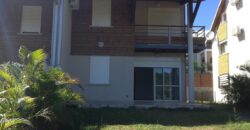 À vendre  une maison T5 mitoyenne avec jardin à La Montagne Saint-Denis Réunion